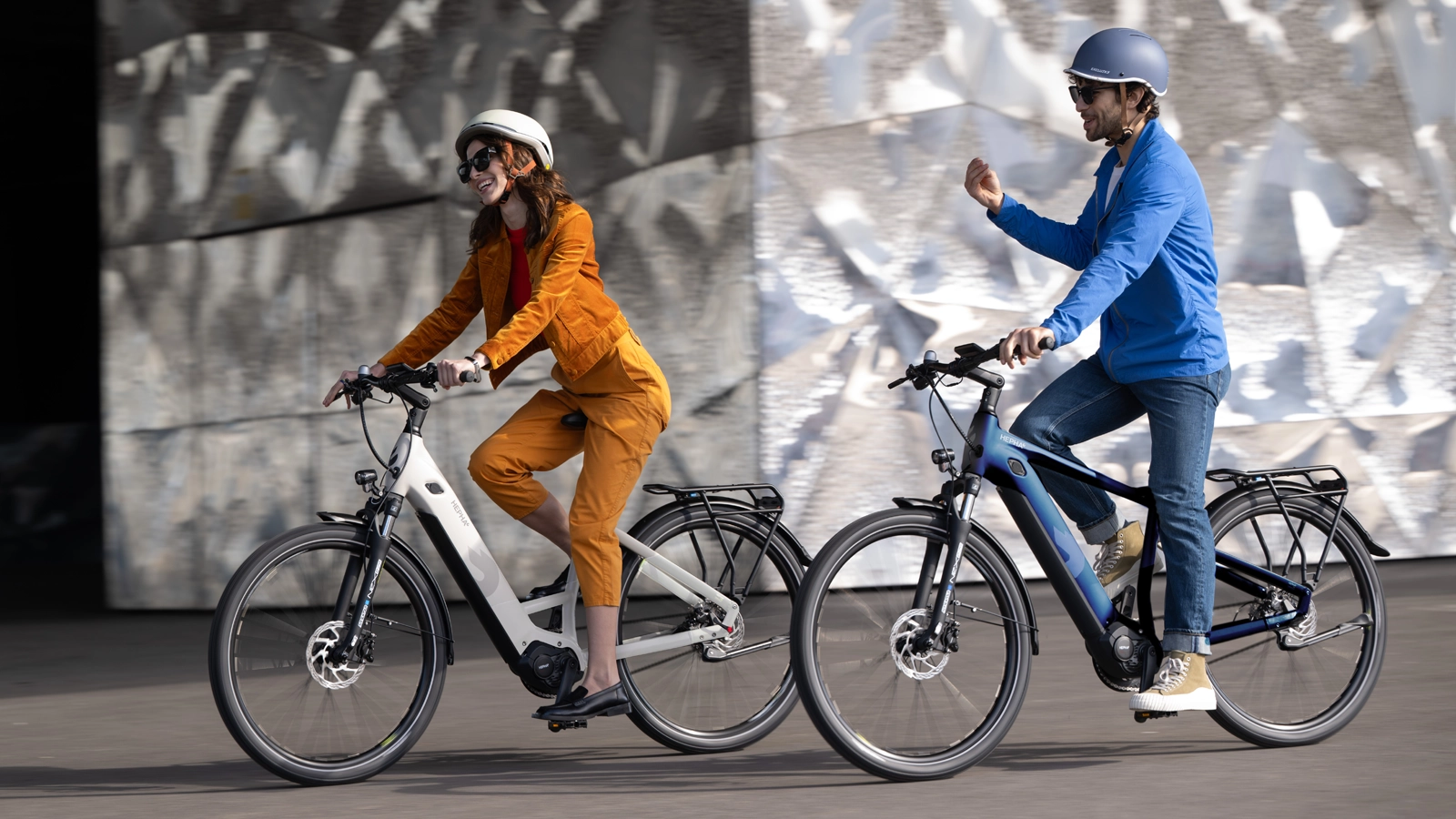 Frau und Mann fahren mit E-Bikes und zeigen den Fahrspa&szlig; nach dem Fahrradkauf bei Zweirad W&uuml;rdinger