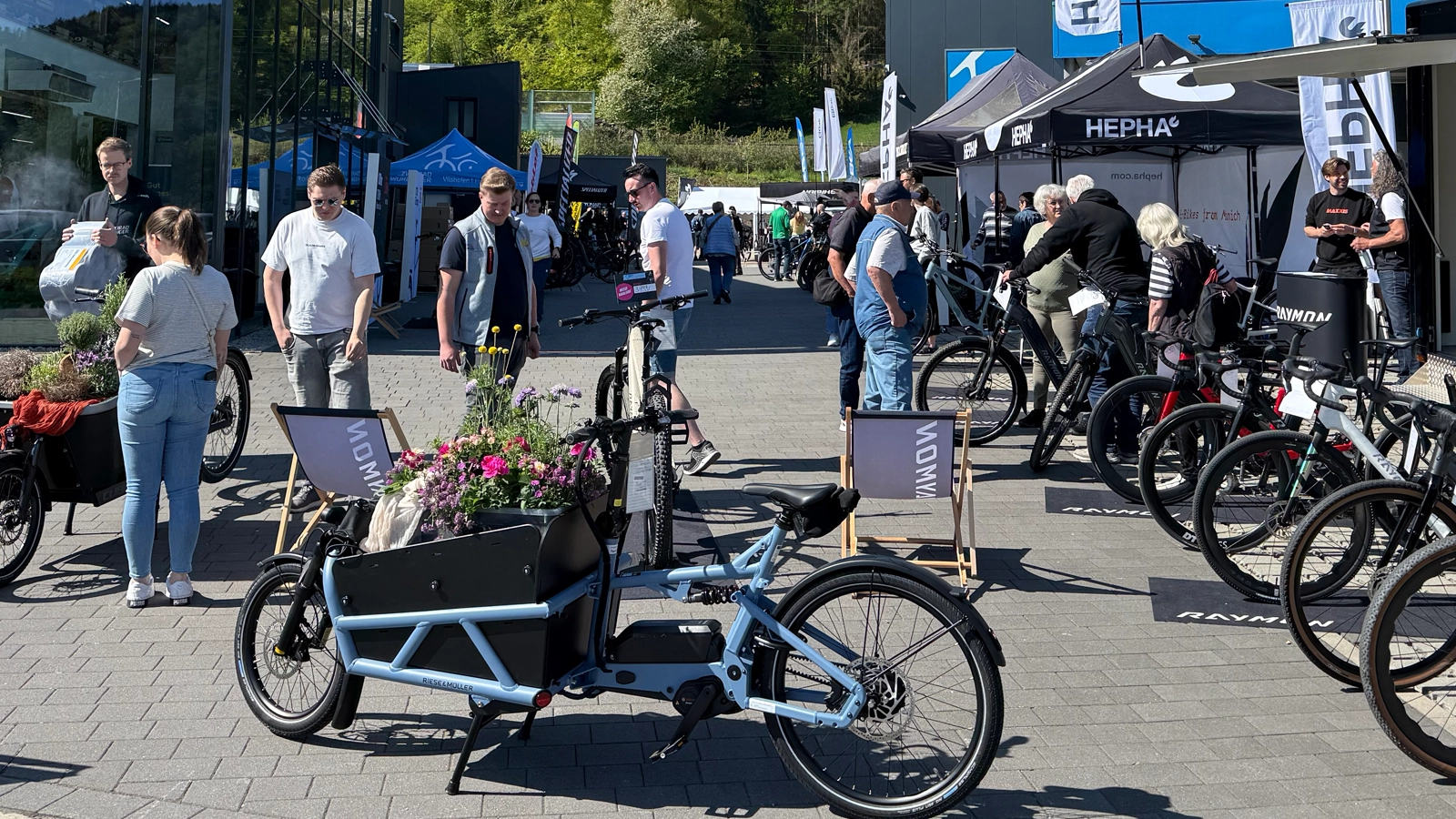 Besucher und Aussteller bei der E-Bike Messe von Zweirad Würdinger in Vilshofen