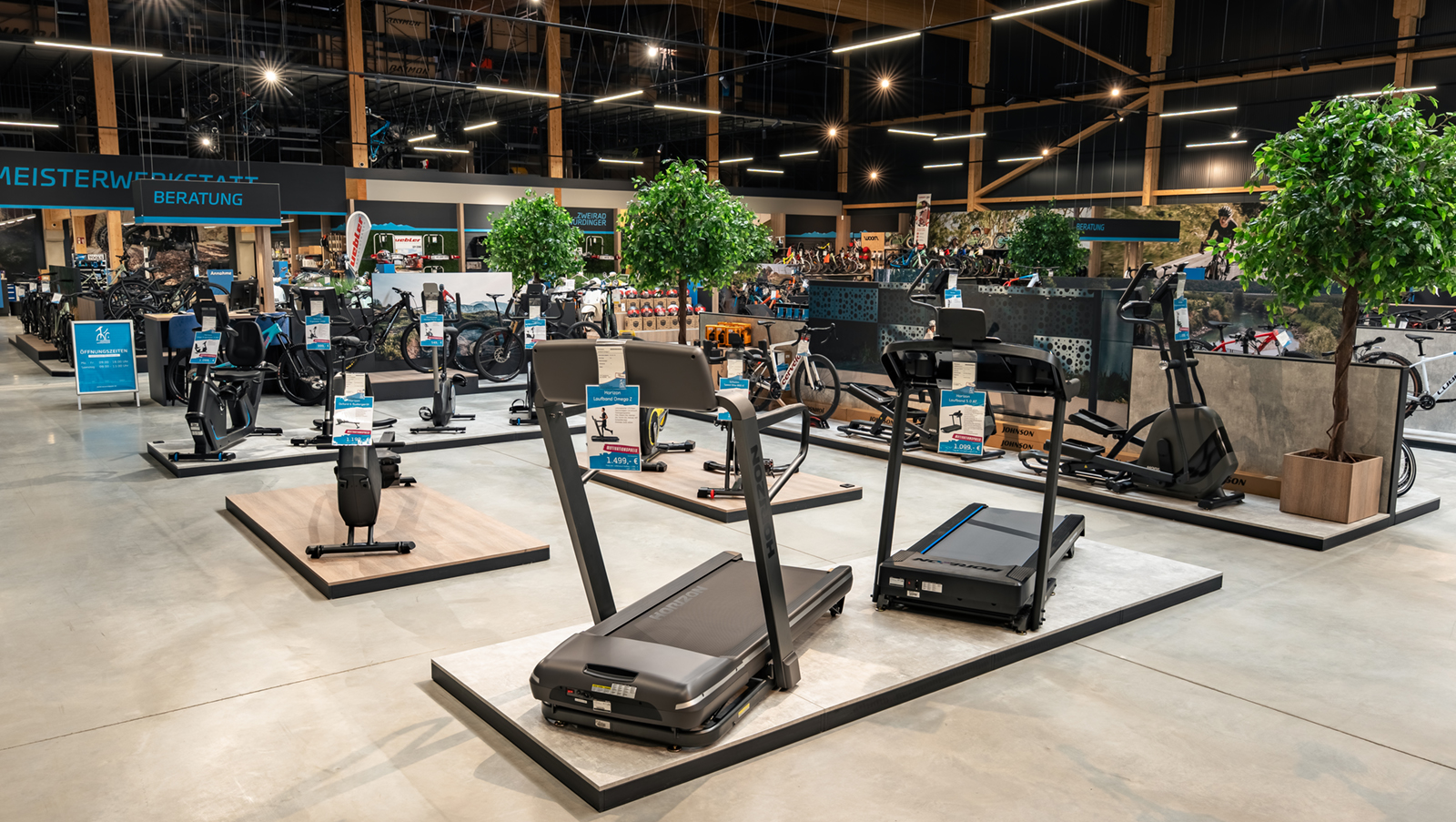Ausstellung mit Laufb&auml;ndern, Ruderger&auml;ten und weiteren Fitnessger&auml;ten bei Zweirad W&uuml;rdinger